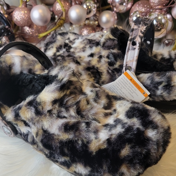 Crocs CLASSIC FUR SURE WOMEN CLOG - Picture 4 of 15